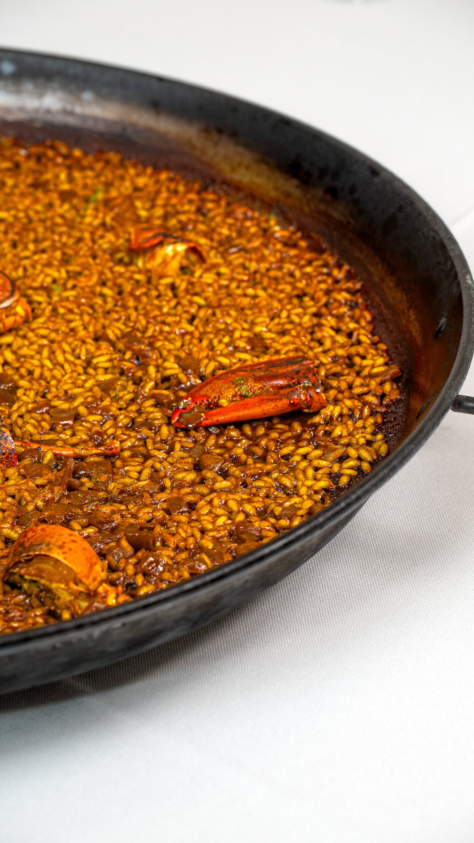 Paellera de arroz con bogavante